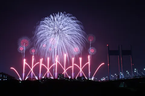 夜空に描かれた光の祝祭