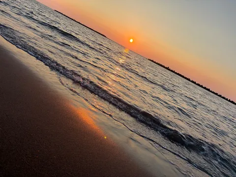 夕陽と波打ち際のロマンチックな一時