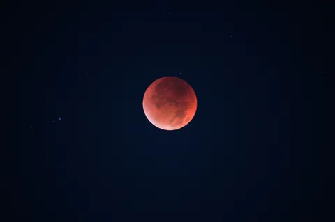 夜空に輝く深紅の月