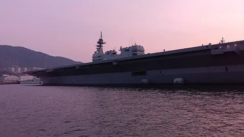 薄明に浮かぶ、鋼の巨艦