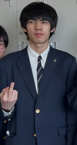 クールな表情と遊び心