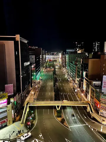 夜の街を駆ける光の軌跡