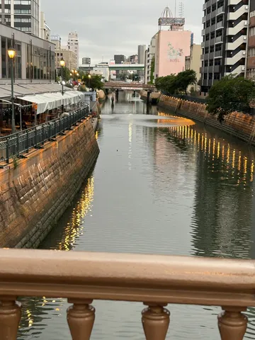 水面に映る灯りの小径