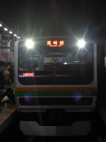 夜に輝く高崎線のヘッドライト