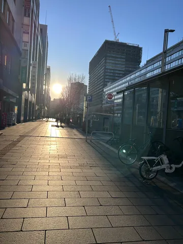 午後の光と都会の風景