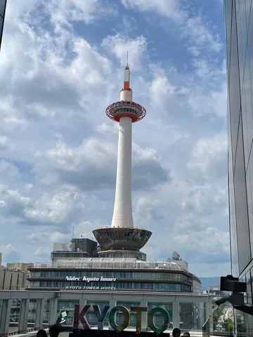 青空にそびえる京都タワー