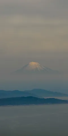 霞む山々と海、悠久の光景