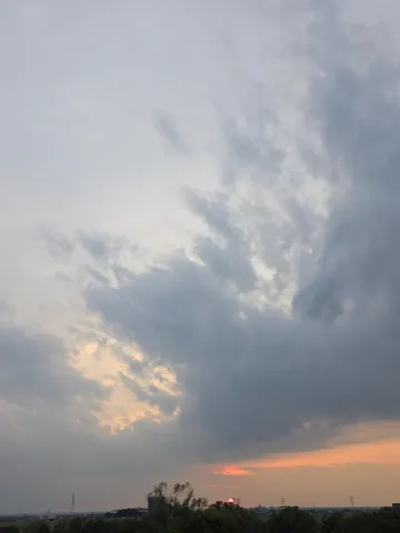 夕暮れと雲の静かな刻