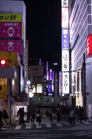 夜の街、光と影の交差点