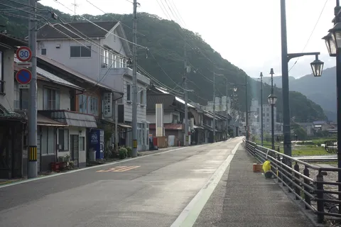 山里の朝の路地風景