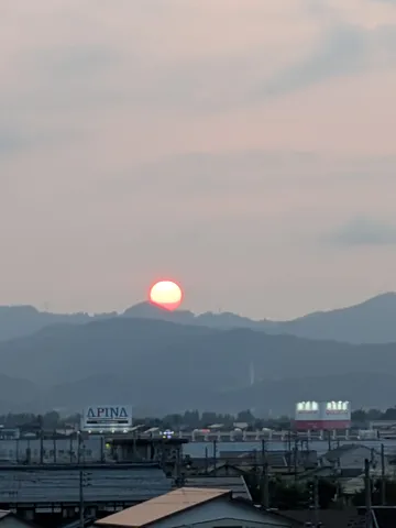 山並みに沈む、燃えるような夕日