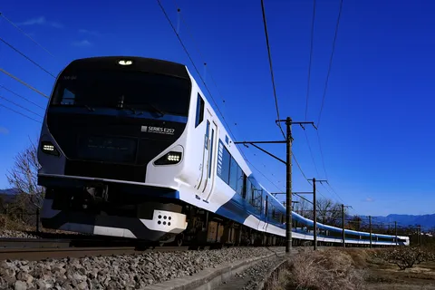 青空を駆ける白い列車