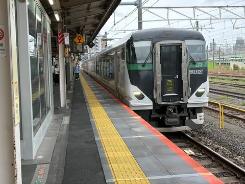 都会の駅、銀色に輝く列車