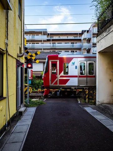 路地を駆ける、日常の赤