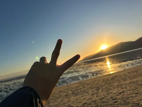 夕焼けと指先のシルエット