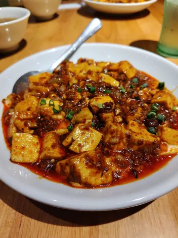 麻婆豆腐の湯気、目に染みる辛さ！