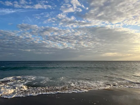 青い海と雲のキャンバス