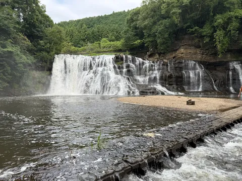 雄大な滝と水辺の調べ