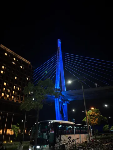 青く照らす夜の橋、バスと自転車たち