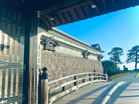 厳かな門構えと青空のコントラスト