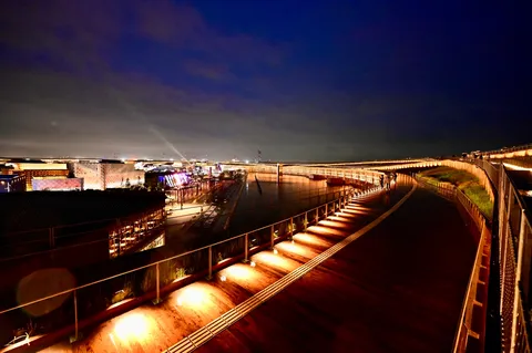 光の回廊に浮かぶ夜