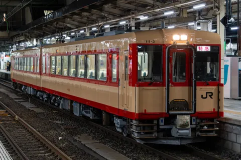 ホームに佇むレトロ特急