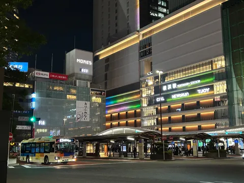 虹色に染まる駅前の夜