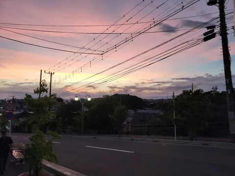 夕暮れの電線と街景の詩