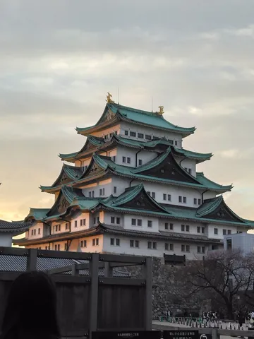 夕暮れに重なる城の階層