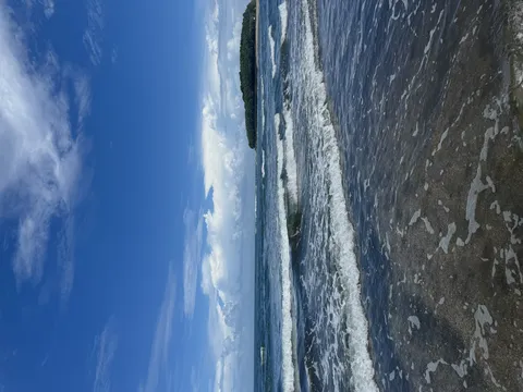 波寄せる、青い海と空