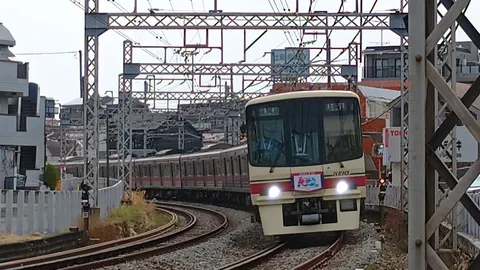 カーブする線路と電車、日常の風景