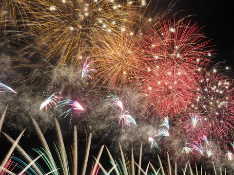 空いっぱいのカラフル爆発