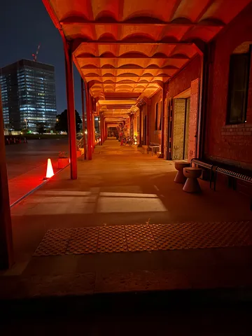 赤く染まる夜の通路