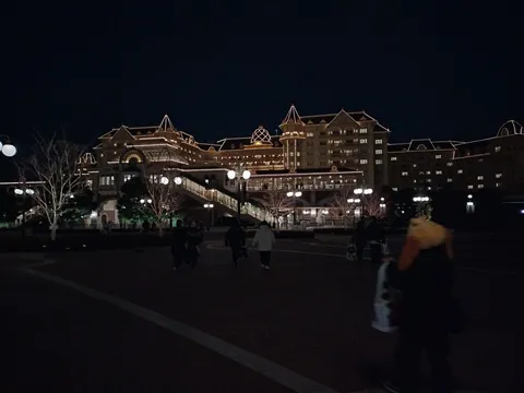 夜景に浮かぶ幻想的なホテル