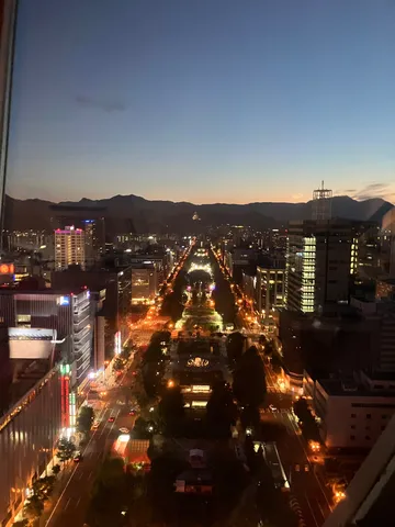 都会の静寂、夜景のグラデーション