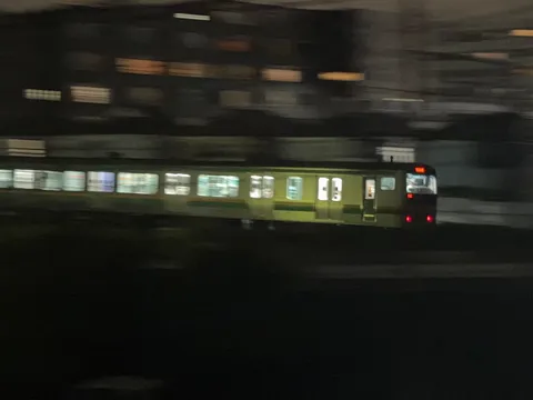 夜の軌道を駆ける緑の列車