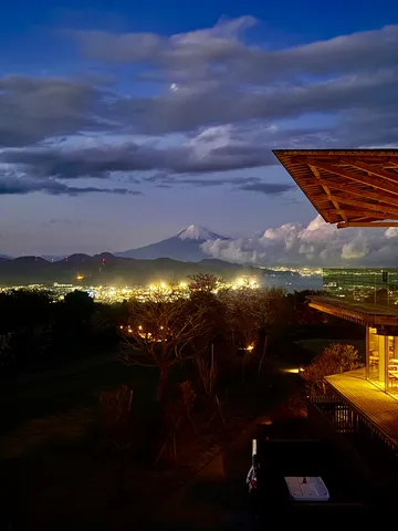 煌めく街と雄大な富士の夜景