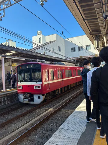 青空を走る赤い車両