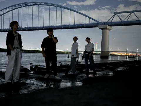 夜の橋と水辺の光景