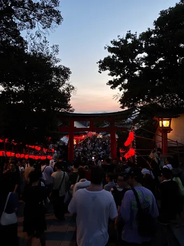 夕暮れ時の幻想的な鳥居と提灯