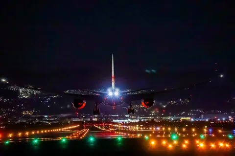 夜の滑走路、光と影のショー