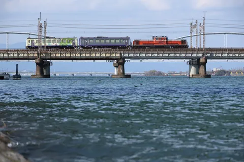 鉄橋を渡る三色の列車