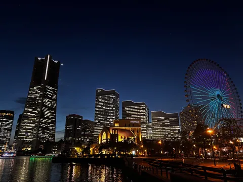 煌めく港町の夜