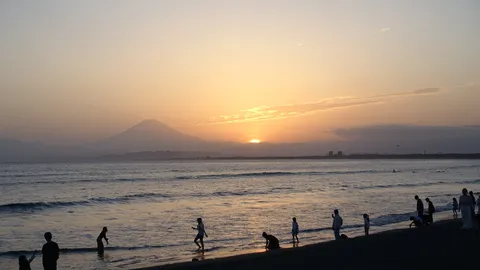 穏やかな夕景、富士を望む浜辺