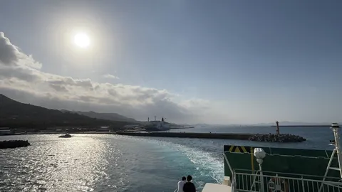 太陽きらめく出航の風景
