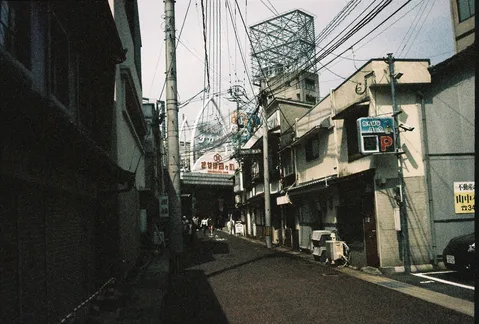 電線が描く路地裏の情景