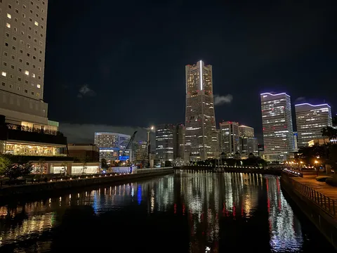 水面に映る都会の灯り