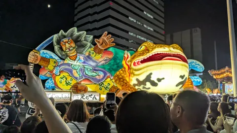 夜空を泳ぐ祭りの大亀