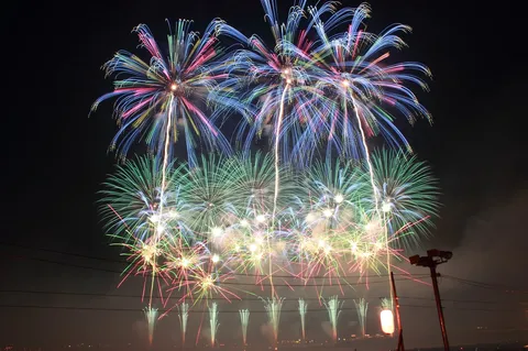 花火と電柱、夏の共演