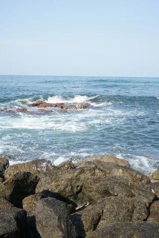 石と波の静かな海辺